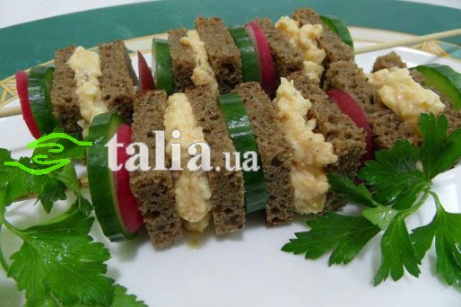 Рецепт. Бутерброды на шпажках с овощами и сыром Рецепт. Бутерброды на шпажках с овощами и сыром