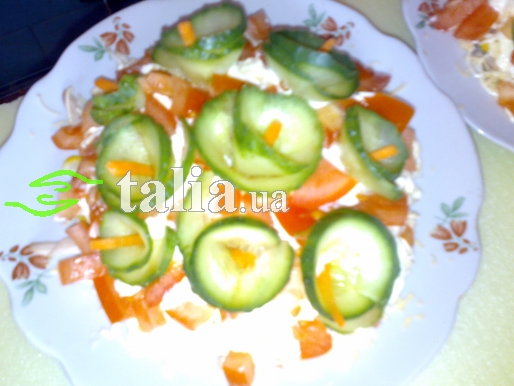 Рецепт. Салат с копчёным сыром, помидорами и огурцами Рецепт. Салат с копчёным сыром, помидорами и огурцами