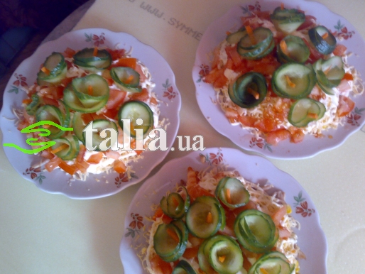 Рецепт. Салат с копчёным сыром, помидорами и огурцами Рецепт. Салат с копчёным сыром, помидорами и огурцами