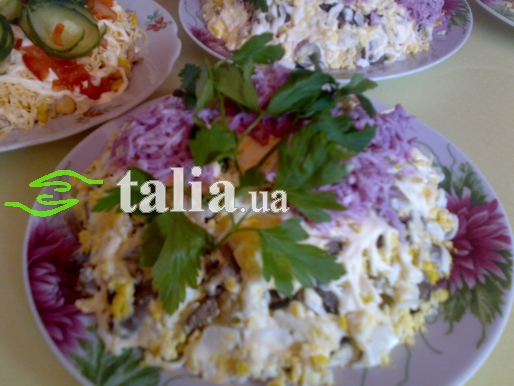 Рецепт. Салат с курицей, грибами и черносливом