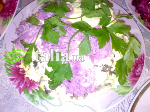 Рецепт. Салат с курицей, грибами и черносливом