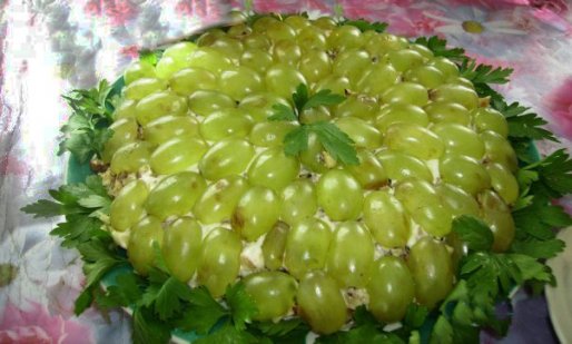 Рецепт. Салат из кальмаров и винограда