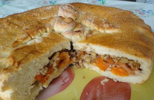 Рецепт. Постный пирог с курагой и орехами
