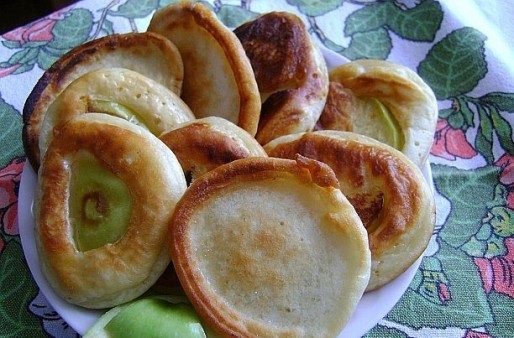 Рецепт. Оладьи на кислом молоке с яблоком