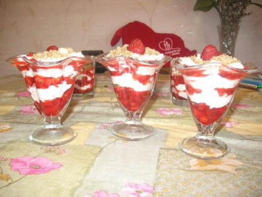 Рецепт. Творожный десерт с клубникой и орехами