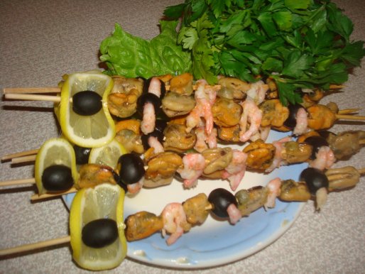 Рецепт. Шашлык из морепродуктов. Жареные мидии и креветки на шпажках