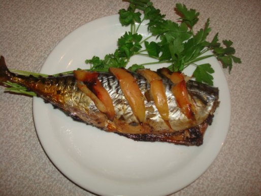Рецепт. Запеченная скумбрия с яблоками