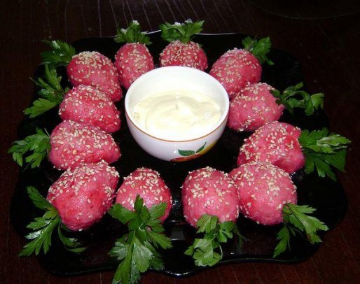 Рецепт. Картошка "Клубничка" с начинкой из сельди