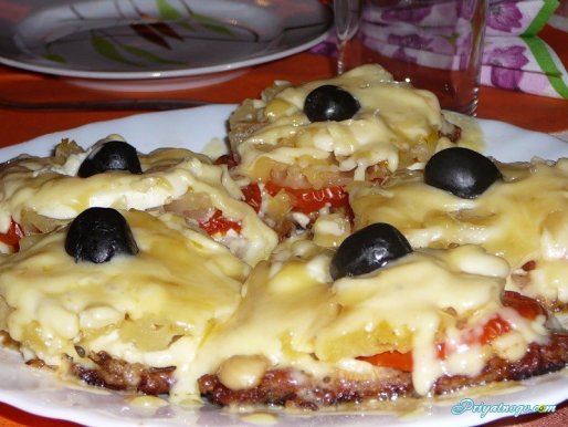 Рецепт. Куриные битки с ананасами "Мышиные глазки"