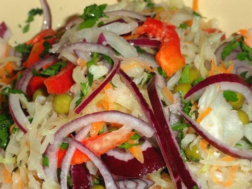 Рецепт. Овощной салат из квашеной капусты