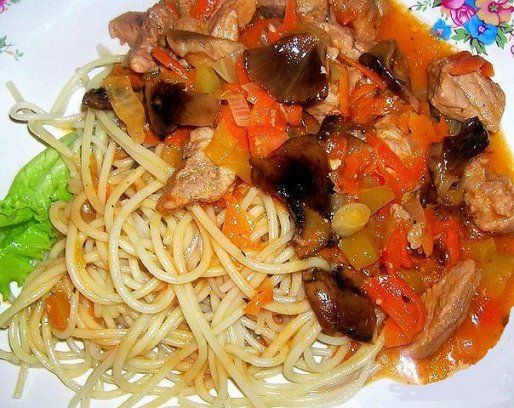 Рецепт. Мясо с грибами в томатной подливе