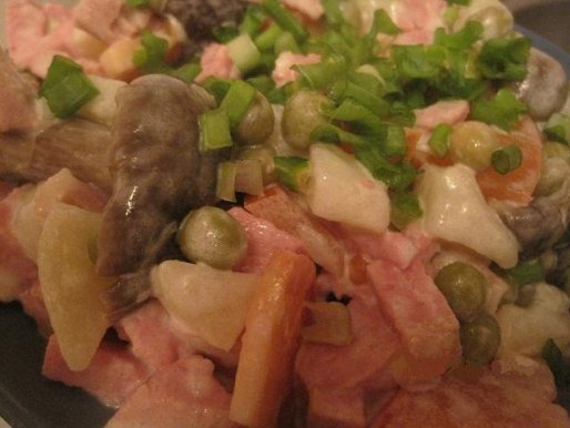 Рецепт. Салат с ветчиной, грибами и овощами