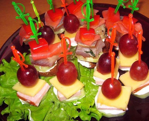 Рецепт. Легкие закуски на шпажках с ветчиной и сельдью