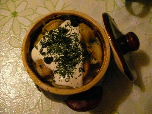 Рецепт. Пельмени в горшочках со сметаной