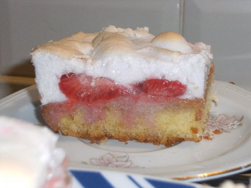 Рецепт. Пирог с клубникой и взбитыми белками