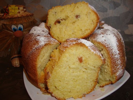 Рецепт. Пирог на сметане с изюмом и шафраном