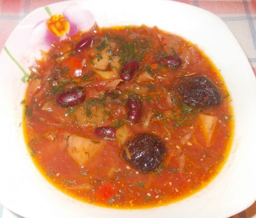 Рецепт. Постный борщ с черносливом и орехами