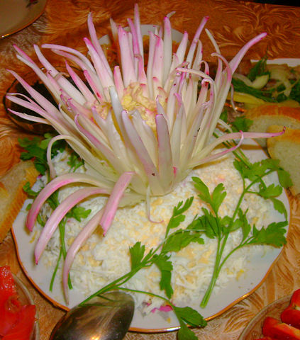 Рецепт. Салат "Нежность" с курицей и маринованным луком