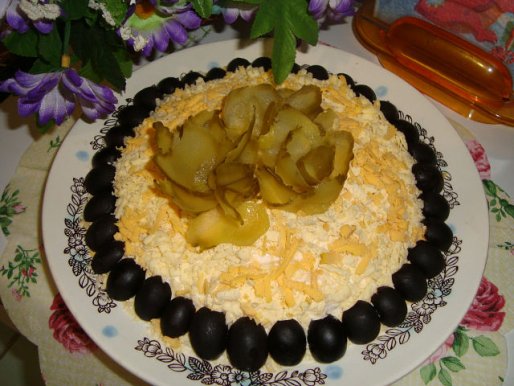 Рецепт. Салат из кальмаров, огурцов с кукурузой