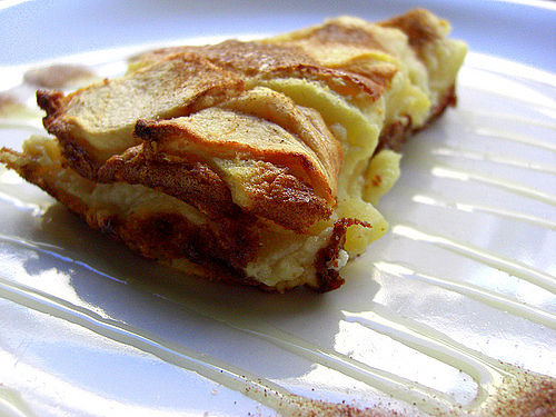 Рецепт. Бисквит с яблоками и корицей