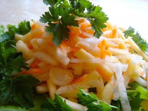 Рецепт. Капуста кольраби с яблоком и морковкой