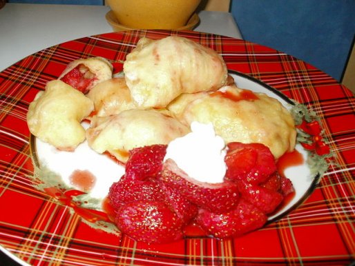 Рецепт. Вареники с клубникой дрожжевые