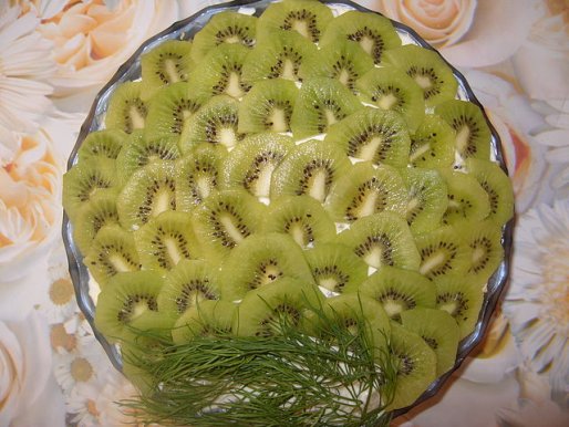 Рецепт. Салат с ананасами, грибами и киви