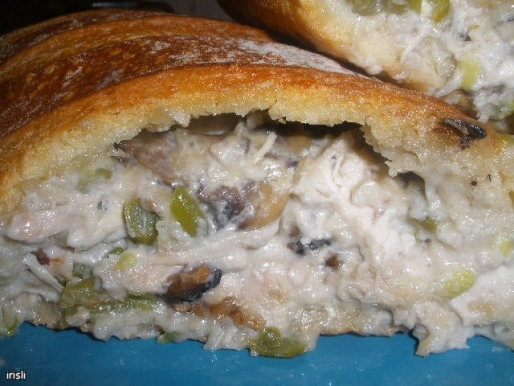 Рецепт. Фаршированный батон с курицей и грибами