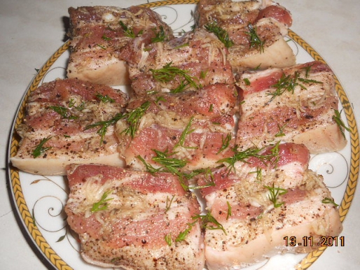 Рецепт. Сало с чесноком, перцем и укропом