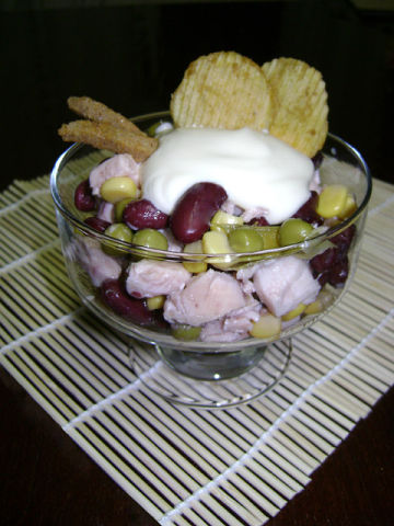 Рецепт. Салат с чипсами, кукурузой и бобовыми