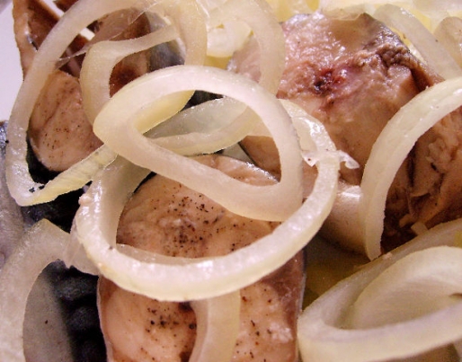 Рецепт. Скумбрия маринованная с луком