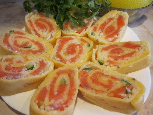 Рецепт. Сырный рулет с рисом и красной рыбой