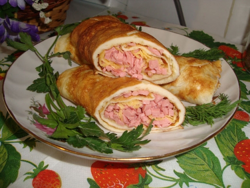 Рецепт. Яичный рулет с варёной колбасой и сыром
