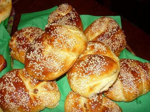 Рецепт. Булочки с изюмом и кунжутом