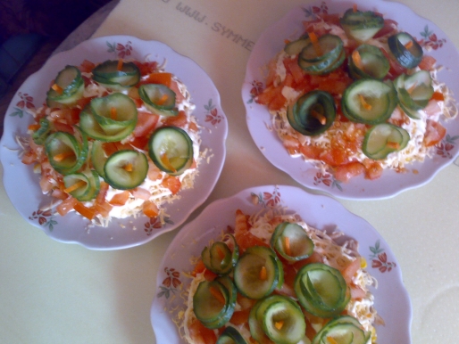 Рецепт. Салат с копчёным сыром, помидорами и огурцами