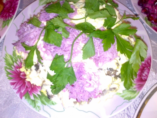 Рецепт. Салат с курицей, грибами и черносливом