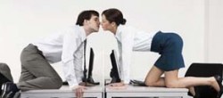 Статья. Служебные романы за и против, отношения на работе
